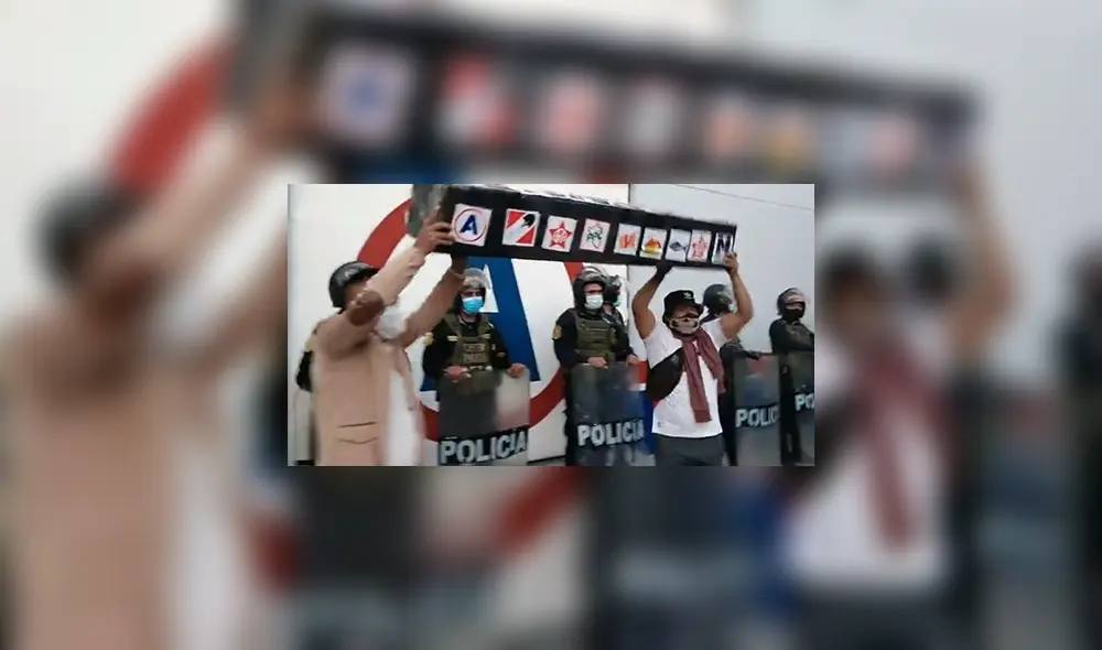 Llevaron ataúd con símbolos de partidos políticos. Foto: Captura de vídeo Llevaron ataúd con símbolos de partidos políticos. Foto: Captura de vídeo