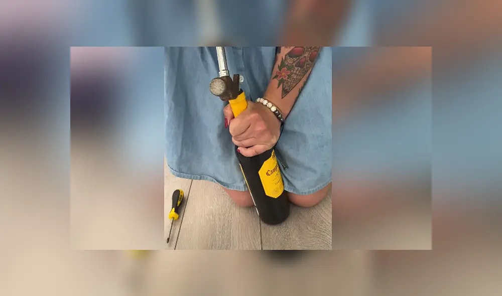 Una joven reveló un sorprendente truco para abrir una botella de vino sin sacacorchos. Foto: YouTube Una joven reveló un sorprendente truco para abrir una botella de vino sin sacacorchos. Foto: YouTube