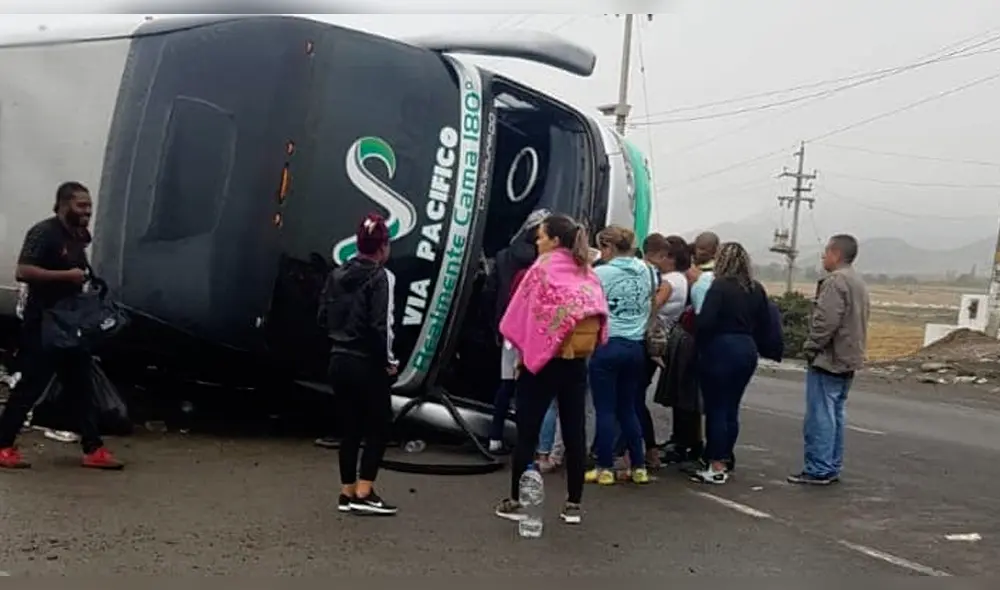 La Libertad: veinte heridos, en su mayoría extranjeros, en volcadura de bus La Libertad: veinte heridos, en su mayoría extranjeros, en volcadura de bus
