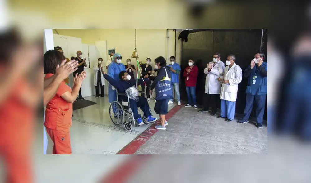 Personal médico celebra la salida de pacientes que vencieron al COVID-19 en el Autódromo Hermanos Rodríguez. Foto: IMSS