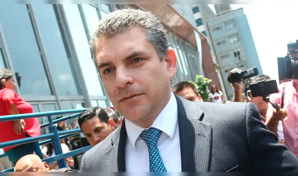 Abren investigación preliminar a Rafael Vela por presunta conducta disfuncional