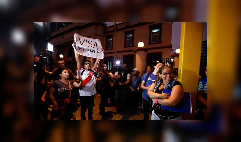 Venezolanos en Perú protestan contra Nicolás Maduro frente a la Embajada