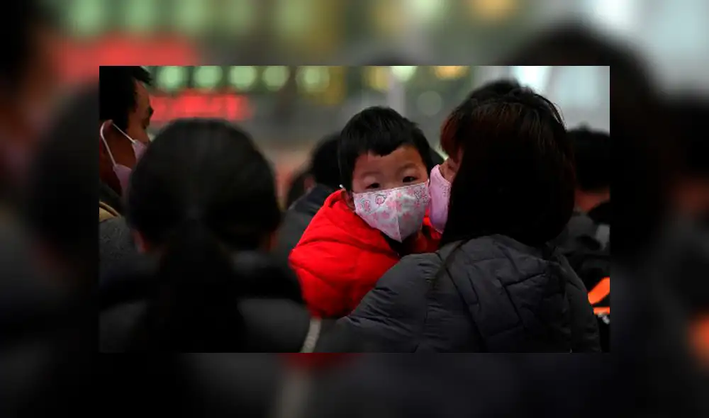 Madre e hijo se protegen del coronavirus con mascarillas. Foto: AFP. Madre e hijo se protegen del coronavirus con mascarillas. Foto: AFP.