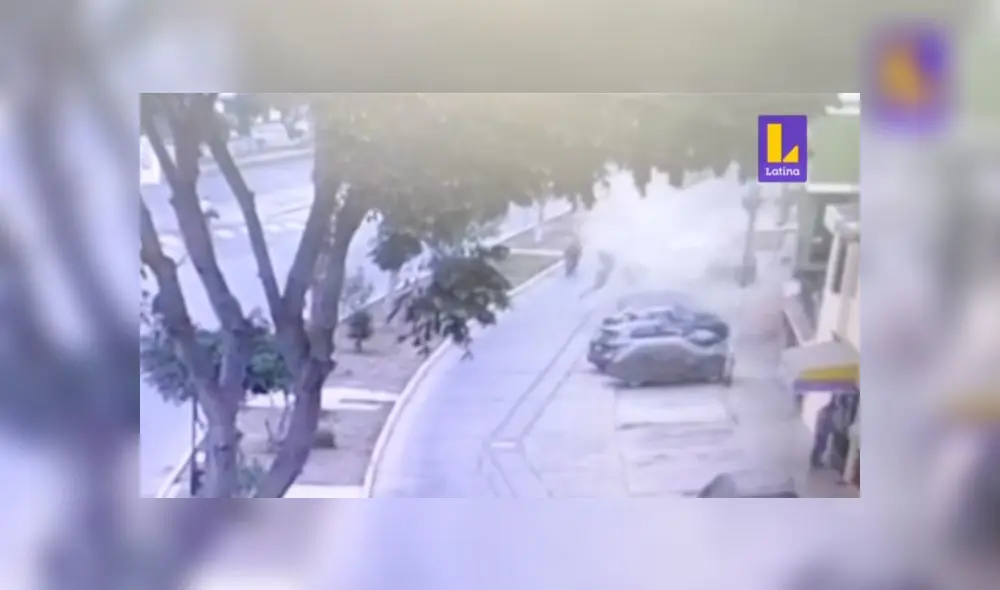 La reja de negocio salió disparada hacia la avenida Santa Rosa. (Foto: Captura de video / Latina)