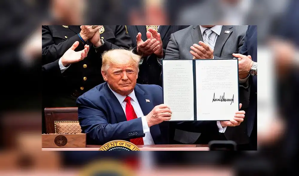 La orden ejecutiva mostrada a los medios en la Casa Blanca por parte del propio mandatario estadounidense. Foto: EFE