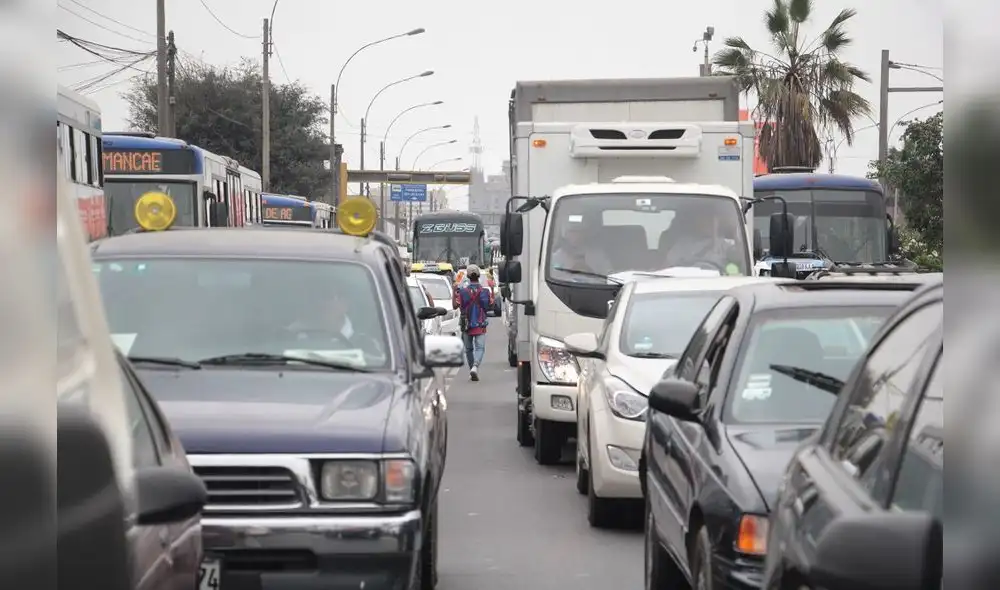 17-11-1017UNA ROTURA DE TUBERIA EN EL CRUCE DE LAS AVENIDAS PROLONGACION TACNA CON ALCAZAR OCACIONO VARIOS FORADOS CAUSANDO UN GRAN CONGESTIONAMIENTO VEHICULAR 