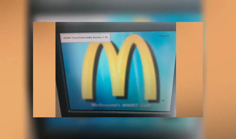 trabajador juega DOOM en caja registradora trabajador juega DOOM en caja registradora