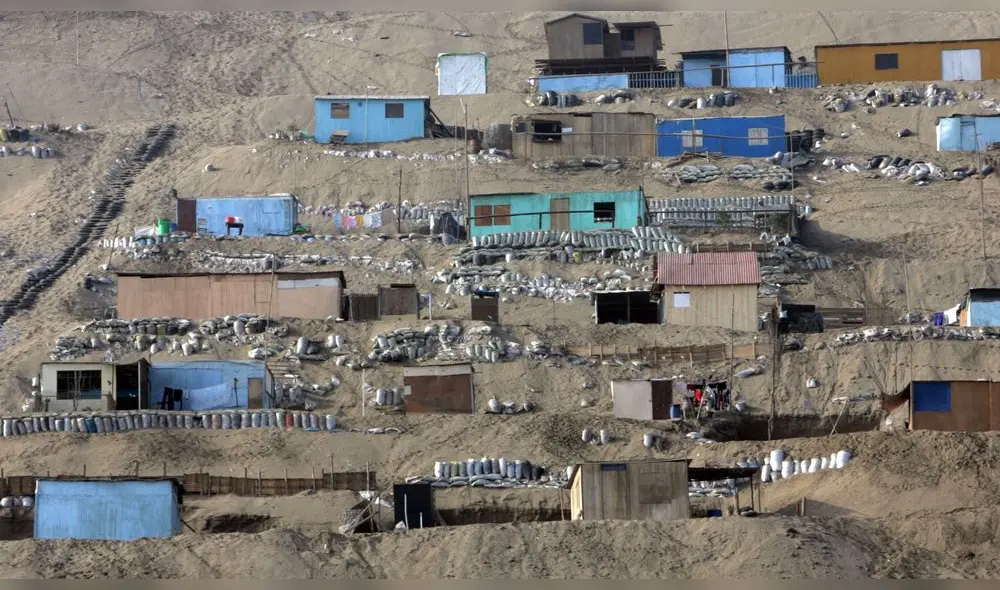 Vista del asentamiento humano de Lomo de Corvina en Lima EL 02 de junio de 2006. Durante los ultimos CUATRO a�os la tasa de pobreza a nivel nacional se redujo en 2,7 puntos porcentuales, al pasar de 54% en 2001 a 51% en el 2004. Casi 30% de los hogares peruanos con ni�os y adolecentes tiene una dieta con deficit en calorias, revelo un informe del Instituto de estadisticas e informatica (Ine). AFP PHOTO MARTIN BERNETTI (Photo by MARTIN BERNETTI / AFP) Vista del asentamiento humano de Lomo de Corvina en Lima EL 02 de junio de 2006. Durante los ultimos CUATRO a�os la tasa de pobreza a nivel nacional se redujo en 2,7 puntos porcentuales, al pasar de 54% en 2001 a 51% en el 2004. Casi 30% de los hogares peruanos con ni�os y adolecentes tiene una dieta con deficit en calorias, revelo un informe del Instituto de estadisticas e informatica (Ine). AFP PHOTO MARTIN BERNETTI (Photo by MARTIN BERNETTI / AFP)