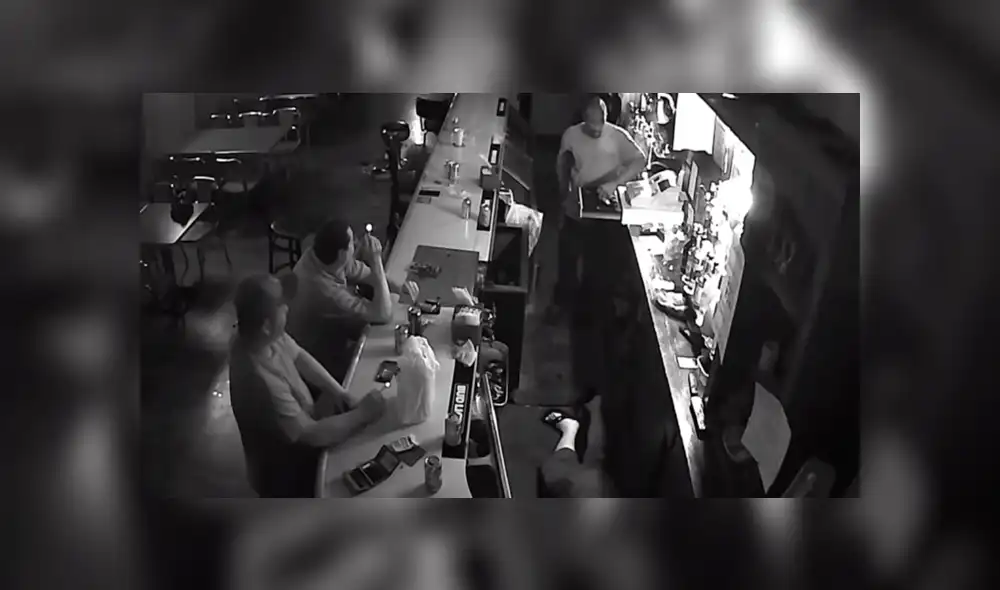 Video es viral en YouTube. El cantinero y el resto de clientes se asustaron al escuchar las amenazas del ladrón; sin embargo, este hombre ni se inmutó. Foto: Captura. Video es viral en YouTube. El cantinero y el resto de clientes se asustaron al escuchar las amenazas del ladrón; sin embargo, este hombre ni se inmutó. Foto: Captura.