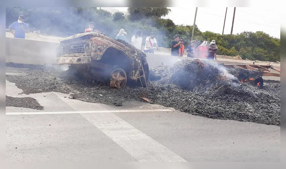 Manifestantes rociaron gasolina y lo prendieron. Manifestantes rociaron gasolina y lo prendieron.
