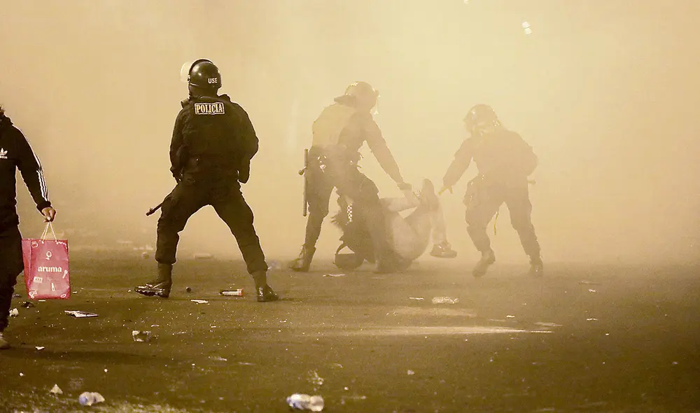 Detenidos. La policía utilizó lacrimógenas y perdigones para reprimir la movilización social. Foto: Jorge Cerdán/La República
