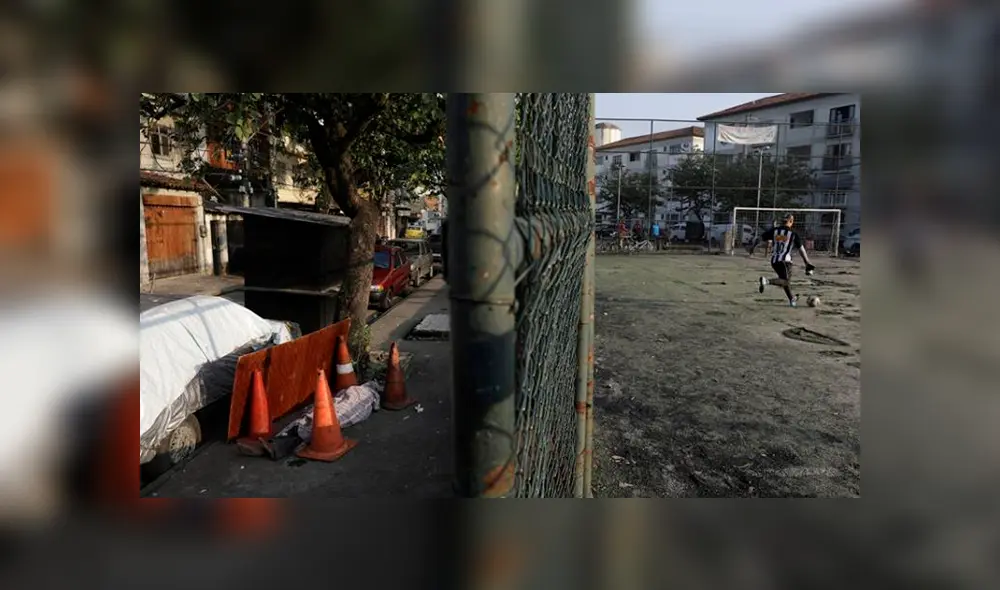 Un hombre que presuntamente murió por coronavirus permaneció 30 horas sobre una calle de Río de Janeiro.