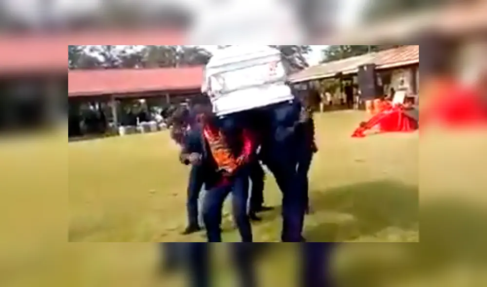 YouTube viral: hombres danzan con ataúd en hombros y un descuido hace que el cadáver caiga [VIDEO]