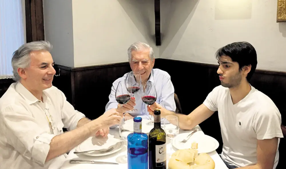 Familia. Alvaro, Mario y Leandro (hijo del primero) en pleno brindis en una cena . Tres generaciones Vargas Llosa.