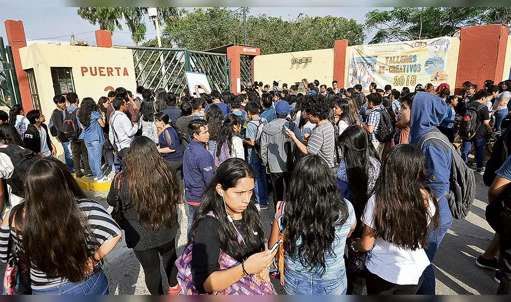 Alumnos toman San Marcos: exigen mayor seguridad y acceso a cursos de verano Alumnos toman San Marcos: exigen mayor seguridad y acceso a cursos de verano
