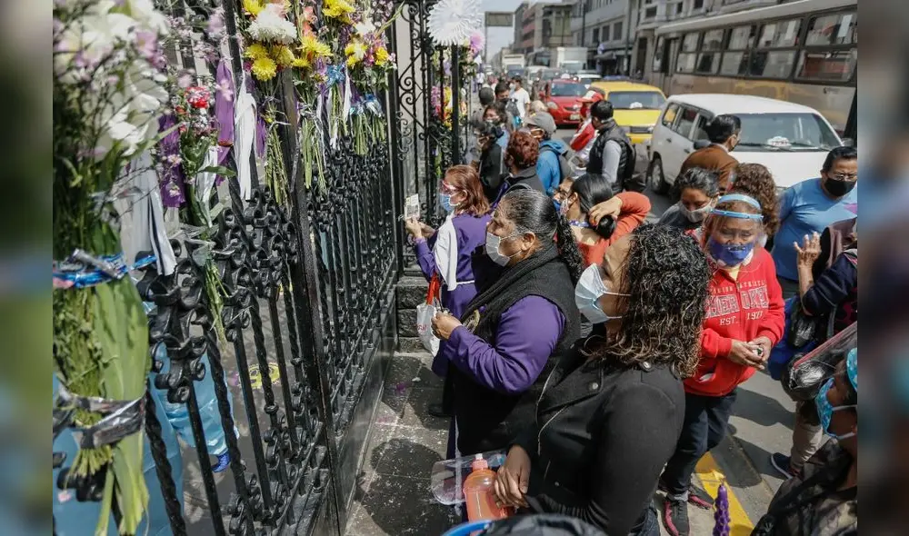 Fieles no se quieren perder la tradicional costumbre de asistir a la misa en homenaje al Cristo de Pachacamilla. Fotos: Antonio Melgarejo - La República Fieles no se quieren perder la tradicional costumbre de asistir a la misa en homenaje al Cristo de Pachacamilla. Fotos: Antonio Melgarejo - La República