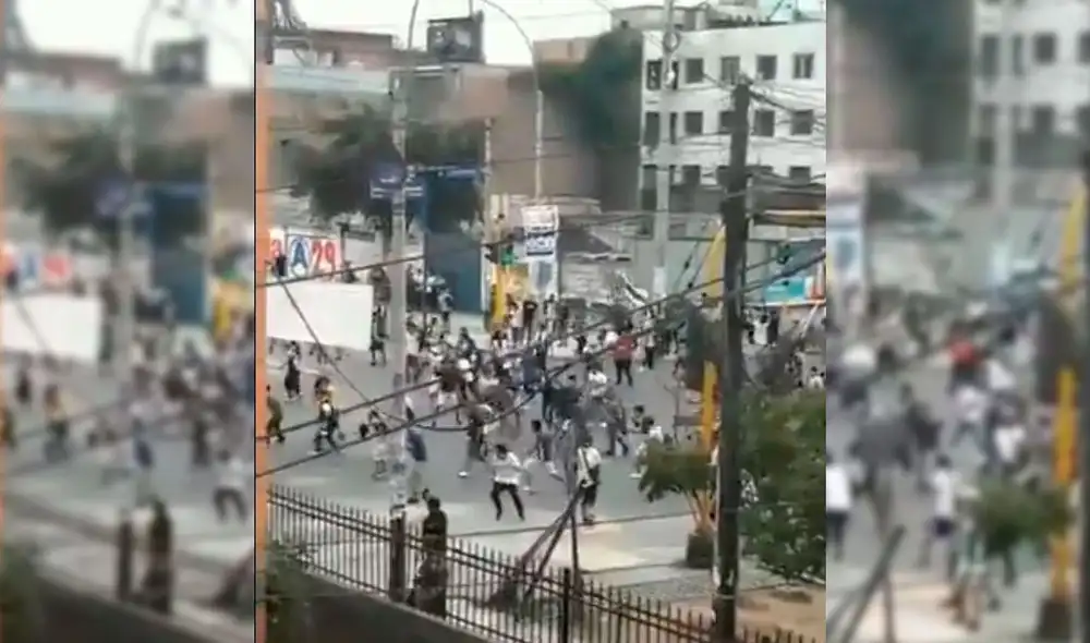 Barristas de Alianza Lima se enfrentan afuera del Alejandro Villanueva. Foto: Captura