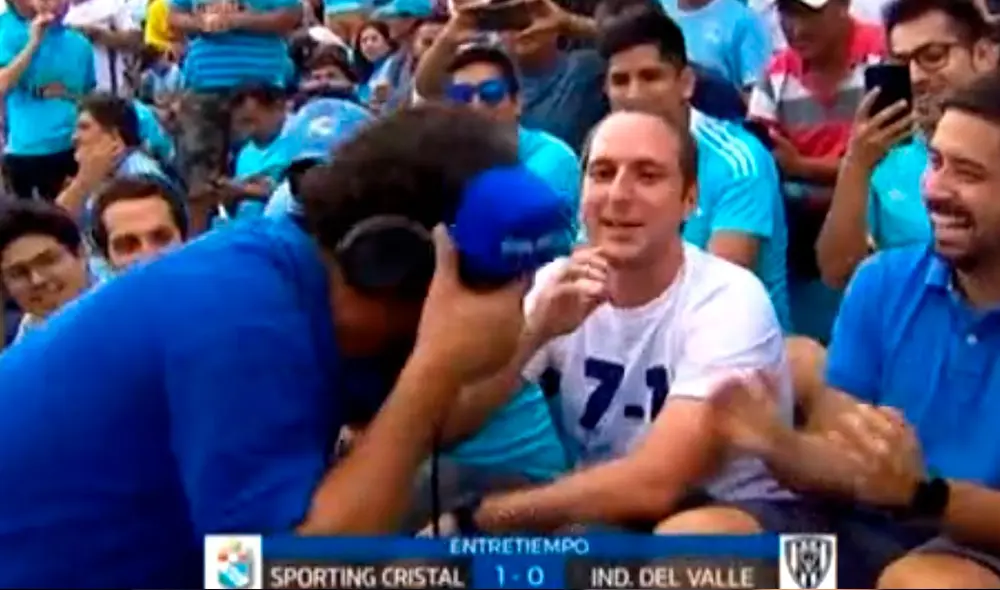 Hincha aprovechó su aparición en cámaras para recordar la última final con Alianza Lima. Foto: Captura Hincha aprovechó su aparición en cámaras para recordar la última final con Alianza Lima. Foto: Captura
