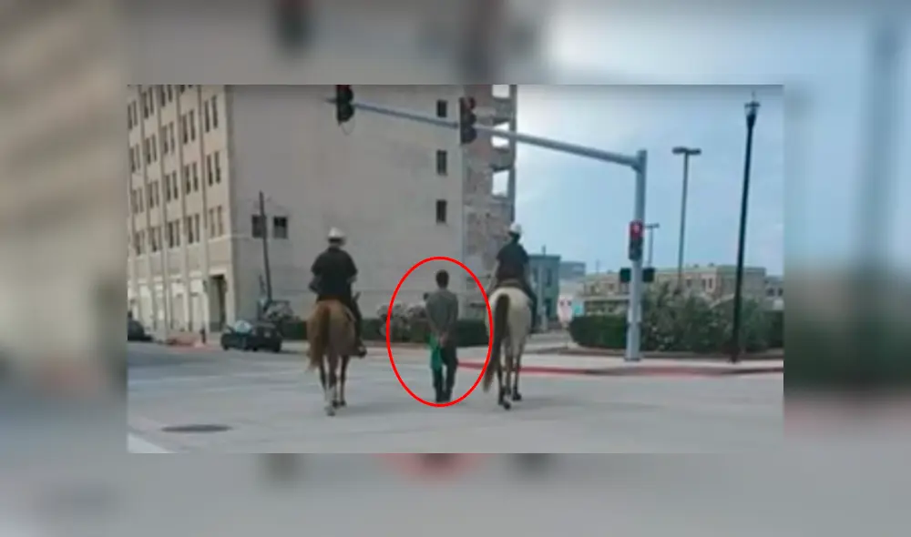 Estados Unidos: afroamericano es atado a una cuerda y llevado a pie por oficiales en caballo [FOTOS]