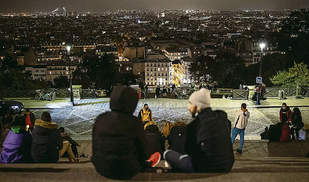 Cerrado. El inicio de la medida a las 00.00 de este sábado se vivió con mucha
tranquilidad y parsimonia en el centro de la capital, donde abundan los lugares de
ocio nocturno. Los bares cerraron desde las 10 p.m. Foto: EFE Cerrado. El inicio de la medida a las 00.00 de este sábado se vivió con mucha
tranquilidad y parsimonia en el centro de la capital, donde abundan los lugares de
ocio nocturno. Los bares cerraron desde las 10 p.m. Foto: EFE