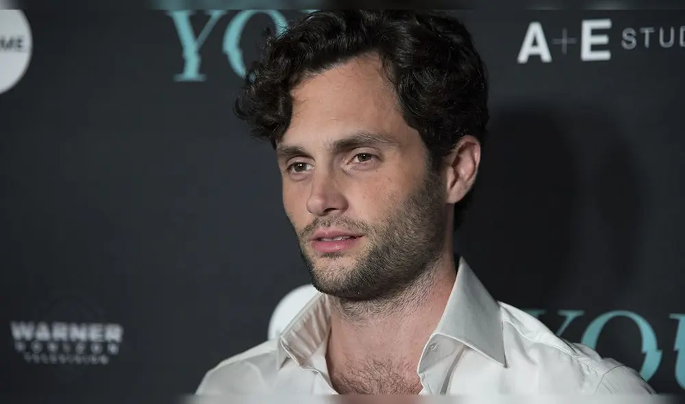 La esposa del actor de "You" anunció en Instagram se encuentra en la dulce espera, luego de sufrir pérdidas espontáneas. (Foto: AFP)