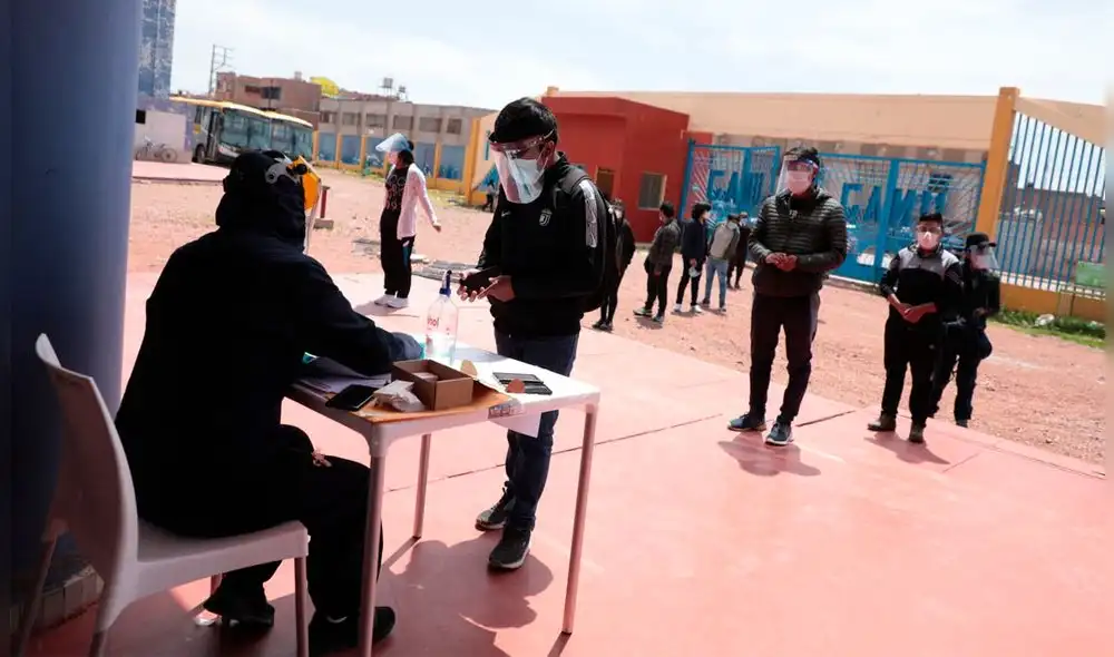 Entrega se realiza bajo medidas de bioseguridad. Foto: UNAJ.