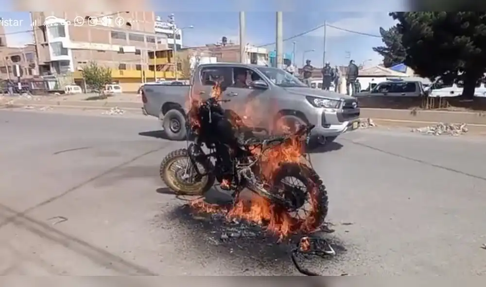 Puno. Motocicleta que al parecer era utilizada por los delincuentes fue reducida a cenizas. Foto: Difusión