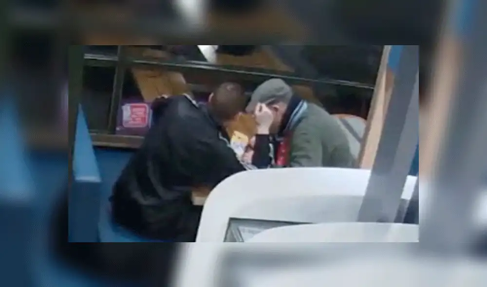 Hombres consumían drogas frente a niños en local de comida rápida 