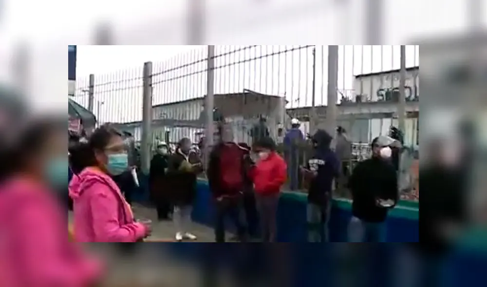Largas colas se registran para ingresar al hospital Sisol. Foto: Captura/ Canal N. Largas colas se registran para ingresar al hospital Sisol. Foto: Captura/ Canal N.
