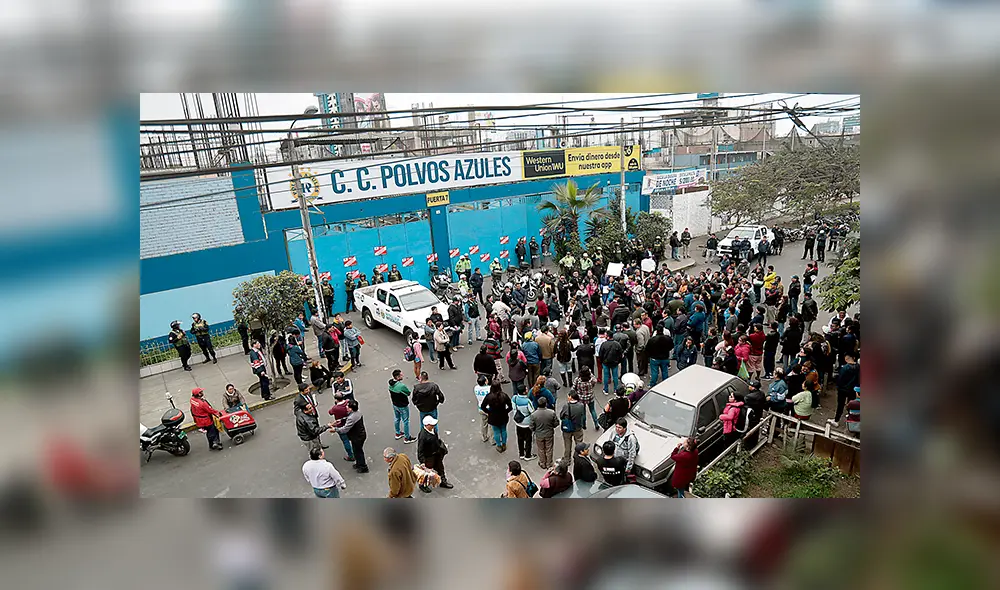 Parados. Por tercer día, el campo ferial Polvos Azules estuvo cerrado. Son cientos de trabajadores que dependen de este lugar. (Foto: Mauricio Malca) Parados. Por tercer día, el campo ferial Polvos Azules estuvo cerrado. Son cientos de trabajadores que dependen de este lugar. (Foto: Mauricio Malca)