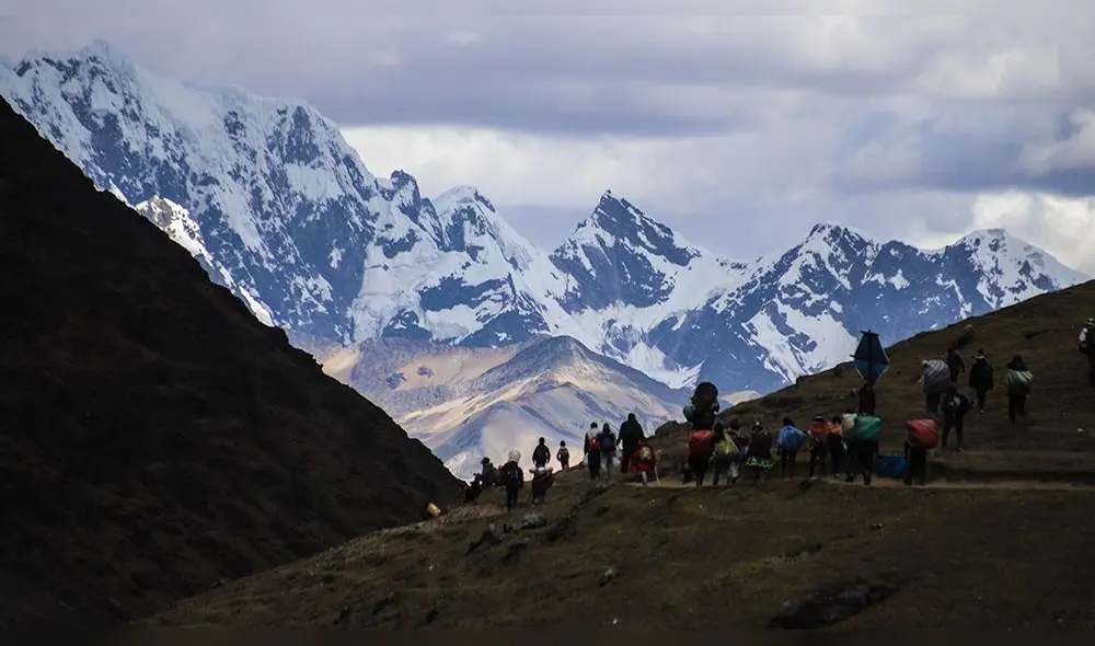 Peregrinos. Devotos recorren más de cuatro horas por un camino estrecho de herradura que conduce al santuario religioso del Señor de Qoyllurit'i, al pie del nevado Ausangate. Peregrinos. Devotos recorren más de cuatro horas por un camino estrecho de herradura que conduce al santuario religioso del Señor de Qoyllurit'i, al pie del nevado Ausangate.