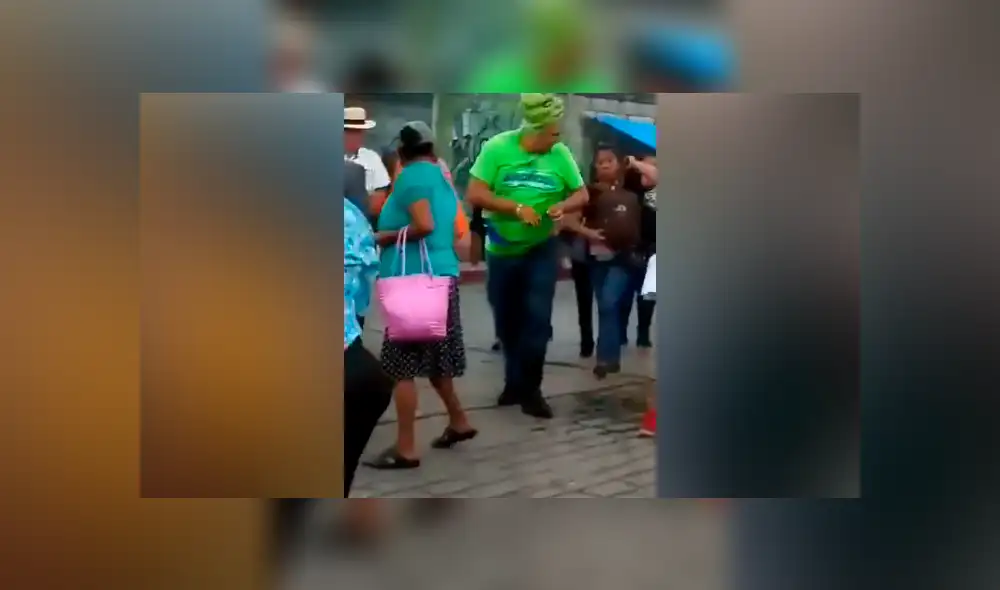 Facebook viral: joven disfrazado de Shrek sufre insólita caída durante pasacalle [VIDEO]