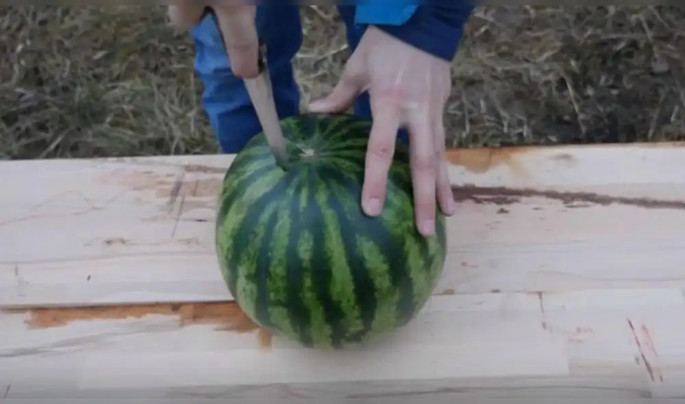 Facebook viral: realiza peligroso experimento con sandía y lava caliente que no debes imitar [VIDEO]