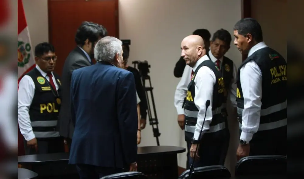 Luis Castañeda es detenido por agentes de la Policía Nacional. Foto: Verónica Calderón / La República.