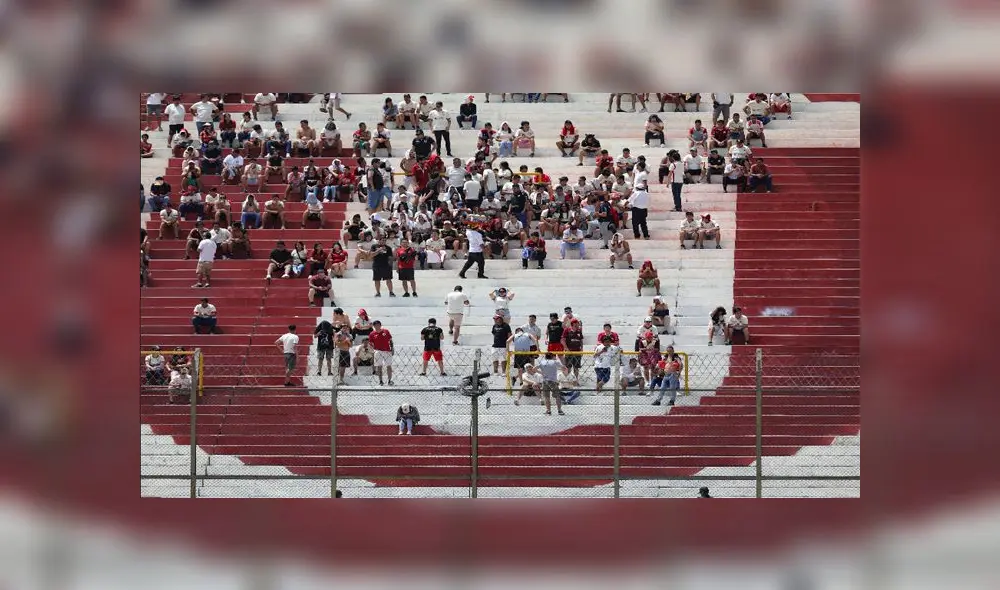 Las graderías del estadio de la "U" no solo son cremas y guindas, sino que presentan una gran cantidad de colores para generar la sensación de estar lleno de espectadores. (Foto: Grupo La República/Rodolfo Conteras Quintanilla)