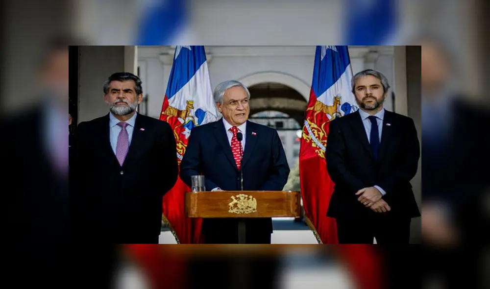 El ministro del Interior, Gonzalo Blumel (d), fue el encargado de dar el anuncio tras reunirse con Sebastián Piñera (c). Foto: Agencia Uno
