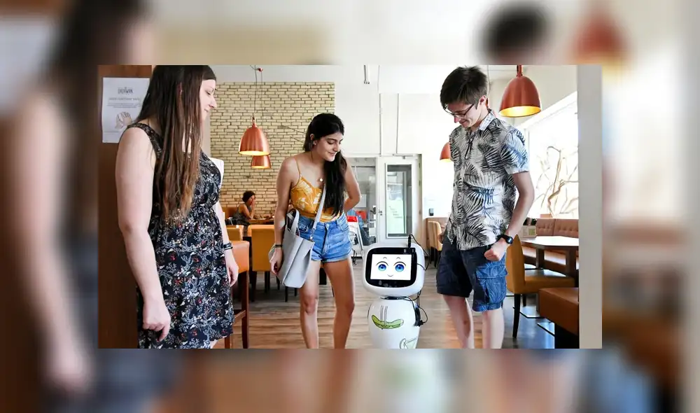 Jaime es quien toma la temperatura a los clientes y los lleva a sus mesas. | Foto: Piroschka van de Wouw Jaime es quien toma la temperatura a los clientes y los lleva a sus mesas. | Foto: Piroschka van de Wouw