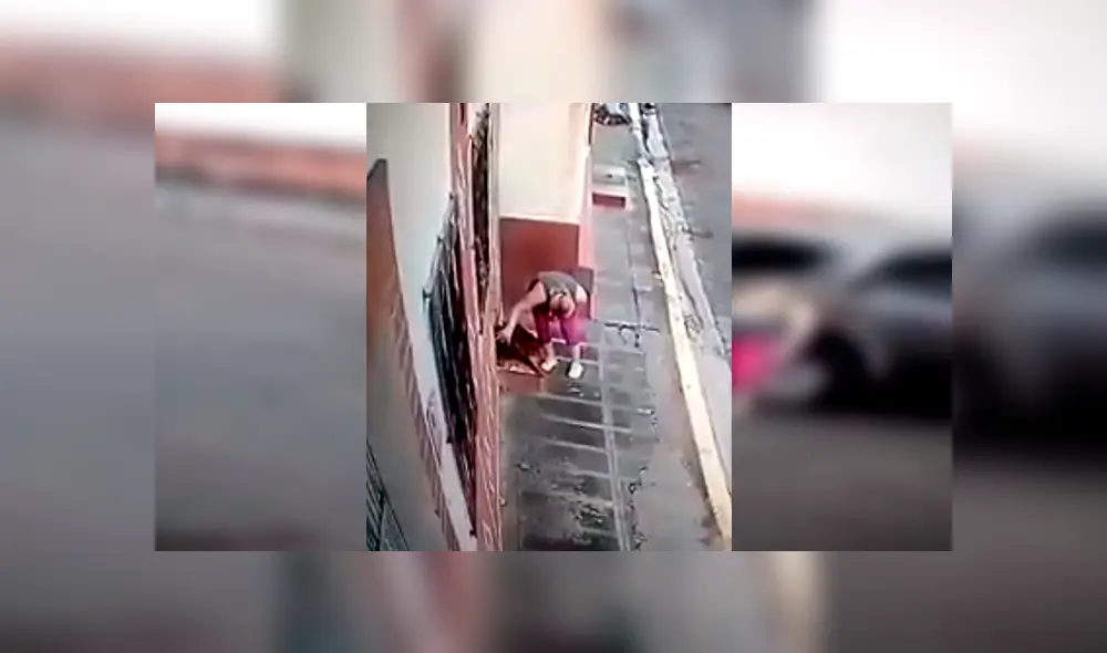 En Facebook, una señora se bajó de su auto para salvar la vida de un indefenso perro que tenía heridas en el cuerpo. En Facebook, una señora se bajó de su auto para salvar la vida de un indefenso perro que tenía heridas en el cuerpo.