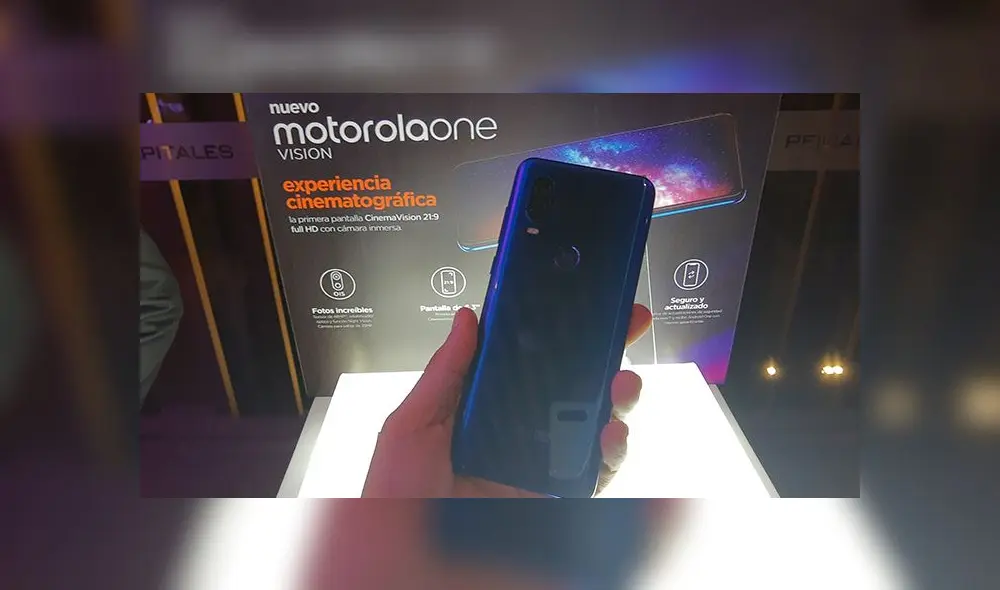 Desliza para conocer más detalles del Motorola One Vision. Foto: Daniel Robles.