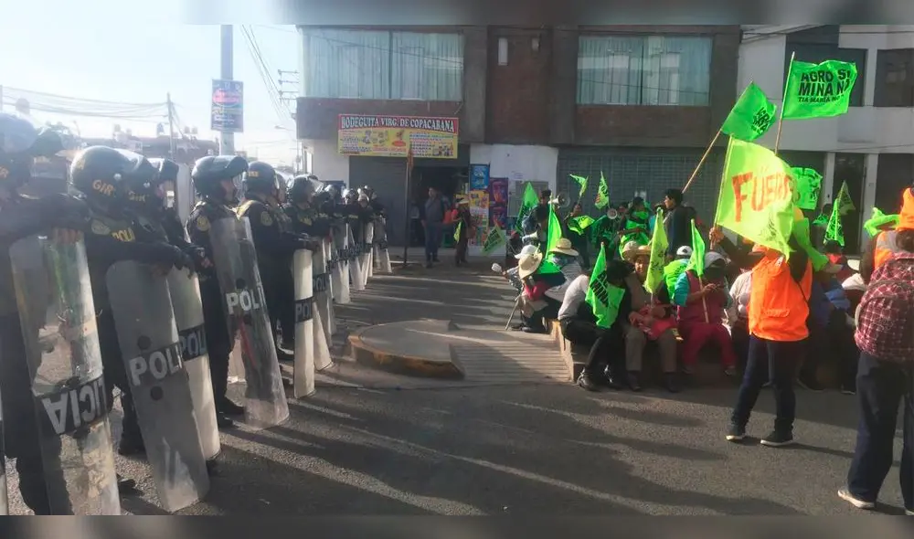 Arequipa: opositores a Tía María protestan en vía de ingreso a Perumin Arequipa: opositores a Tía María protestan en vía de ingreso a Perumin