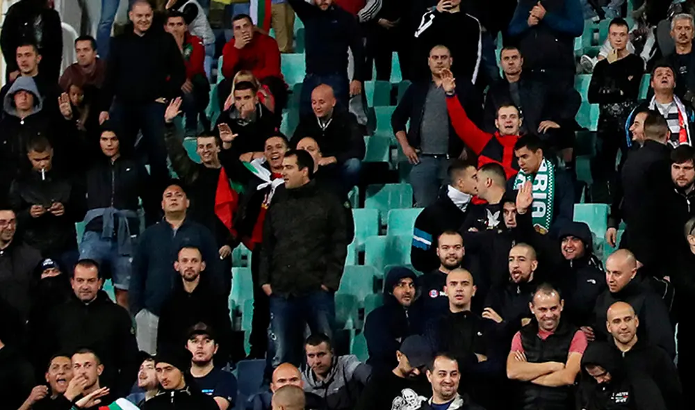 Ultras búlgaros realizando el saludo nazi | Créditos: Fox Sport Ultras búlgaros realizando el saludo nazi | Créditos: Fox Sport