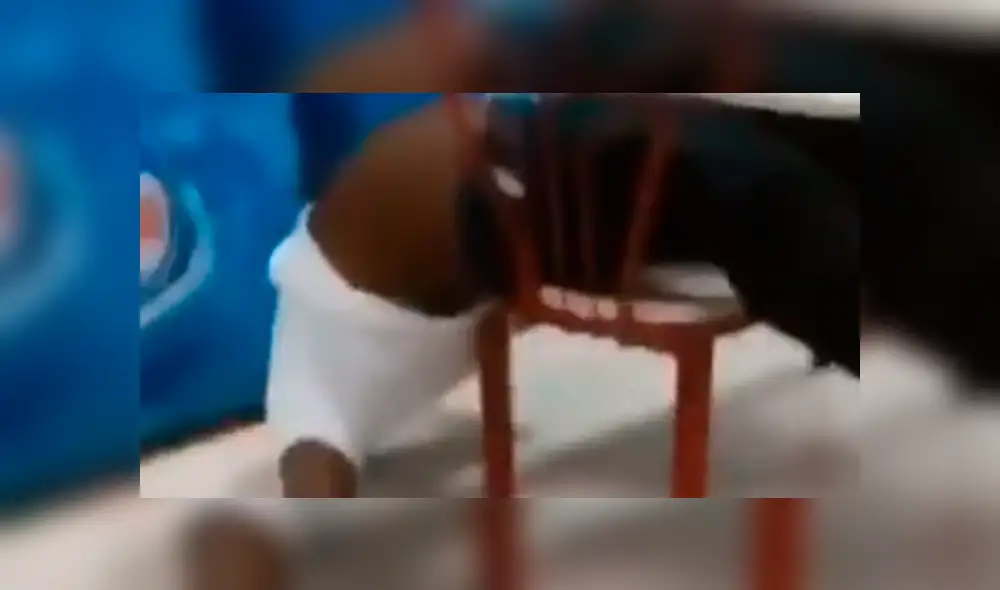 Facebook viral: hombre es troleado cruelmente luego de caerse de una silla mientras dormía [VIDEO]