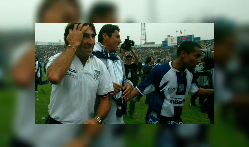 Gustavo Costas celebra la obtención del Apertura 2004, tras vencer 1-0 a Universitario. Gustavo Costas celebra la obtención del Apertura 2004, tras vencer 1-0 a Universitario.