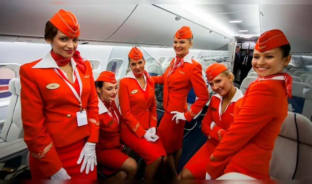 Compañía aérea permite que las azafatas puedan ir a trabajar con pantalón y sin maquillaje 