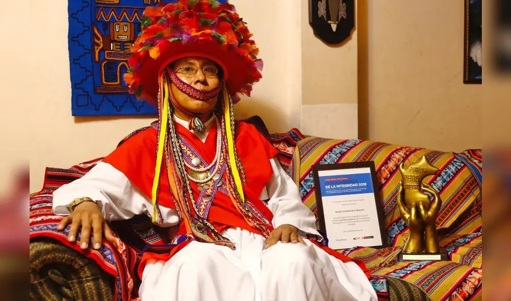 Rafael Arce posa en su casa junto a sus reconocimientos. Rafael Arce posa en su casa junto a sus reconocimientos.