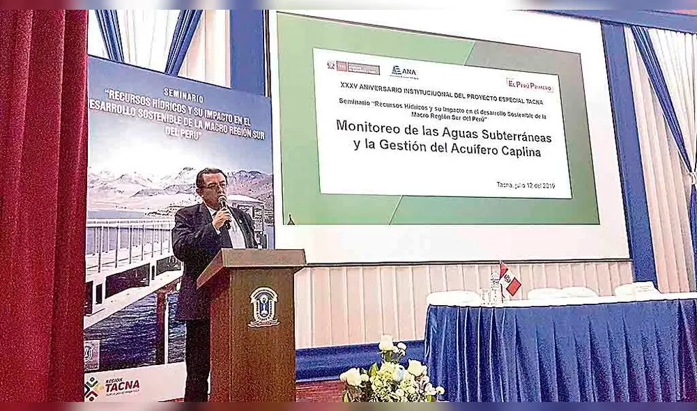 Exposición. Echevarría en plena ponencia sobre el acuífero.