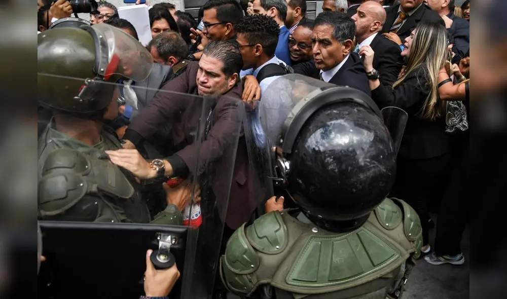 Guaidó y varios diputados de la mayoría opositora legislativa no pudieron ingresar al Palacio Legislativo debido a piquetes policiales y militares. Foto: AFP. Guaidó y varios diputados de la mayoría opositora legislativa no pudieron ingresar al Palacio Legislativo debido a piquetes policiales y militares. Foto: AFP.