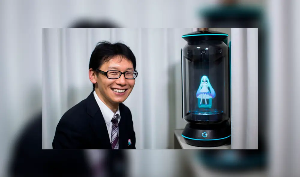 “No engañan, ni envejecen”, la razón por la que japonés se 'casó' con un holograma