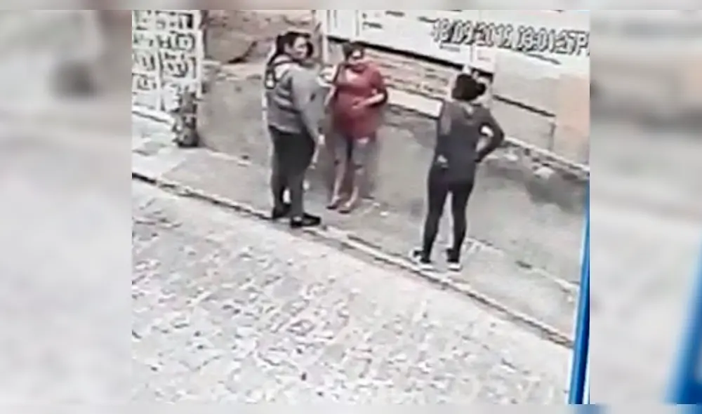 Policías investigan a personas que aparecen en imágenes. Policías investigan a personas que aparecen en imágenes.