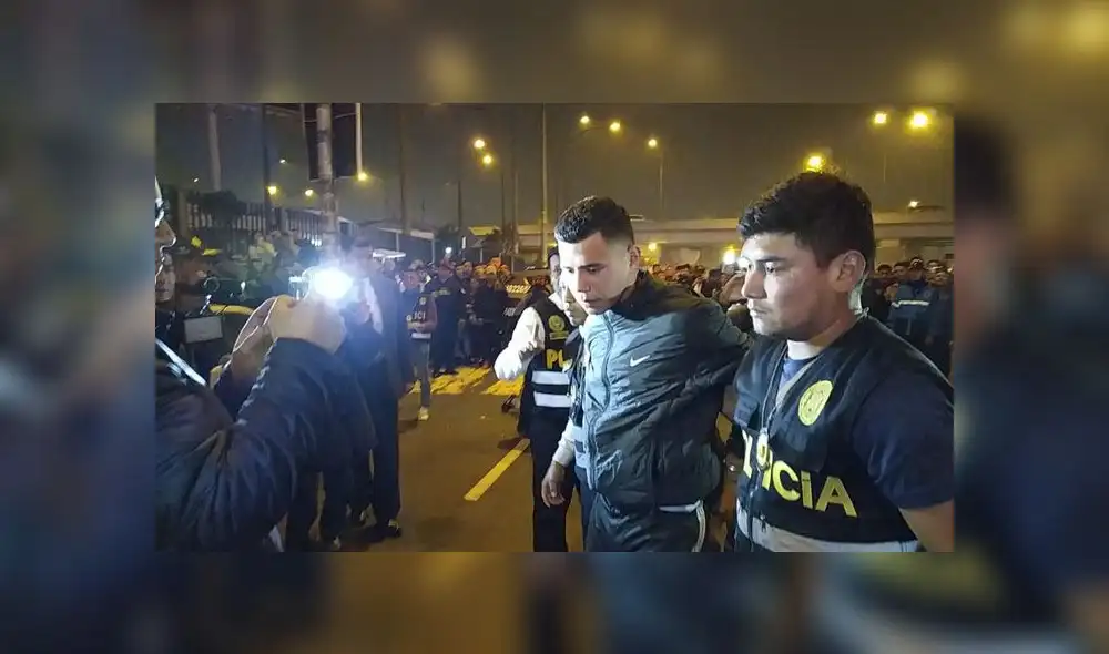 Delincuentes circulaban cerca al centro financiero de Fiori con actitud sospechosa y al negarse a identificarse, la PNP procedió a intervenirlos (Foto: Christian Moreno / Grupo La República) Delincuentes circulaban cerca al centro financiero de Fiori con actitud sospechosa y al negarse a identificarse, la PNP procedió a intervenirlos (Foto: Christian Moreno / Grupo La República)